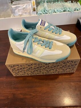 Retro-Style Women's Sneakers in Cream & Light Blue